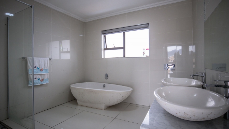 6 Bedroom Property for Sale in The Coves North West